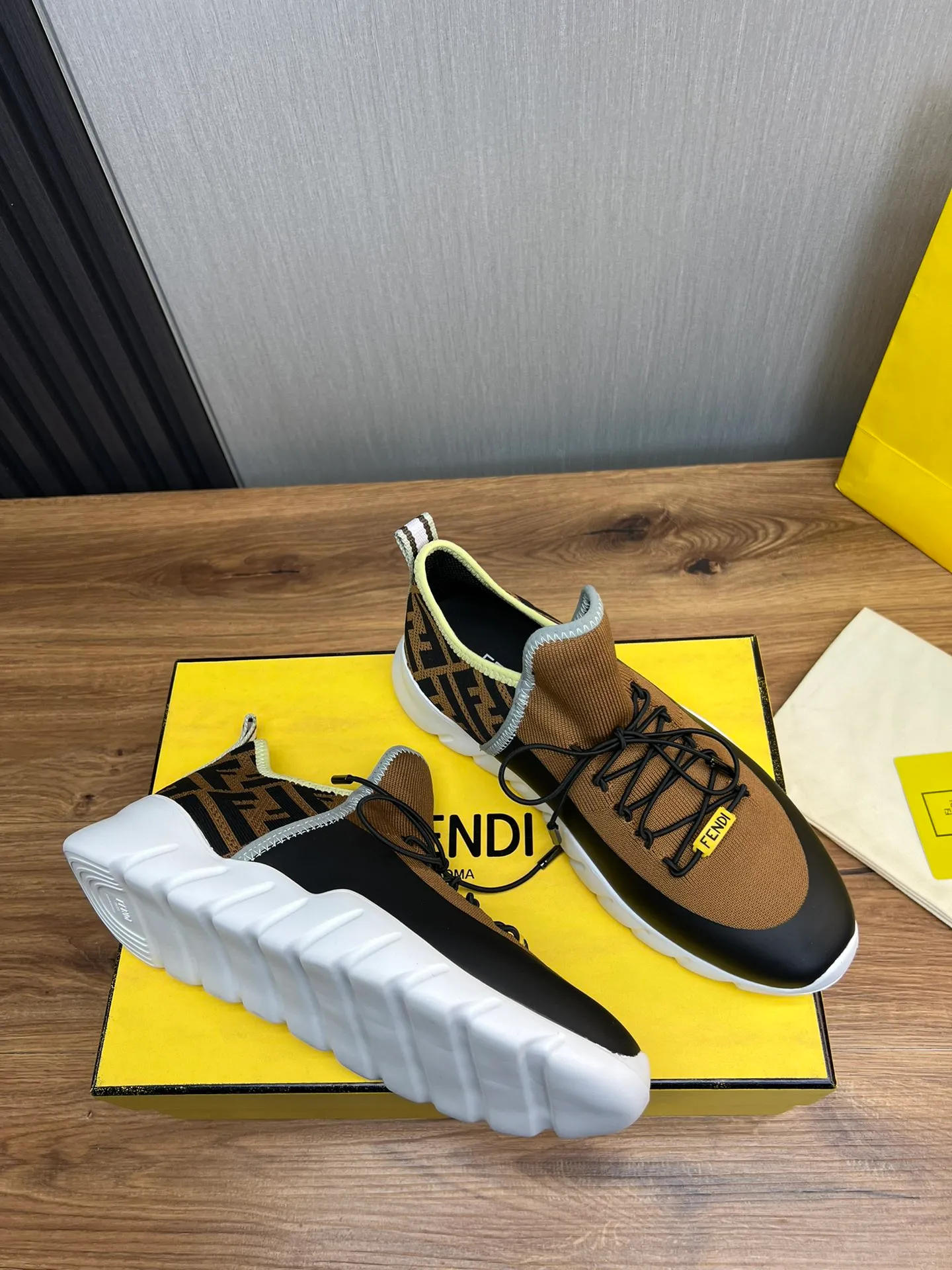 Men's shoes💰680💰 ＦＥＮＤＩ. Fendi🔍Top purchasing agent🇮🇹 The new and popular counter of the popular street boy monster has original factory configuration, original fly-knit fabric imported from Italy, high-quality printing technology, imported water-dyed cowhide with breathable mesh lining, breathable and comfortable, soles: original factory special soles are super comfortable, original factory single goods 🔍high quality, you can enter and leave the counter at will, welcome to compare, code number 39-44 (can be ordered 38.45.46)